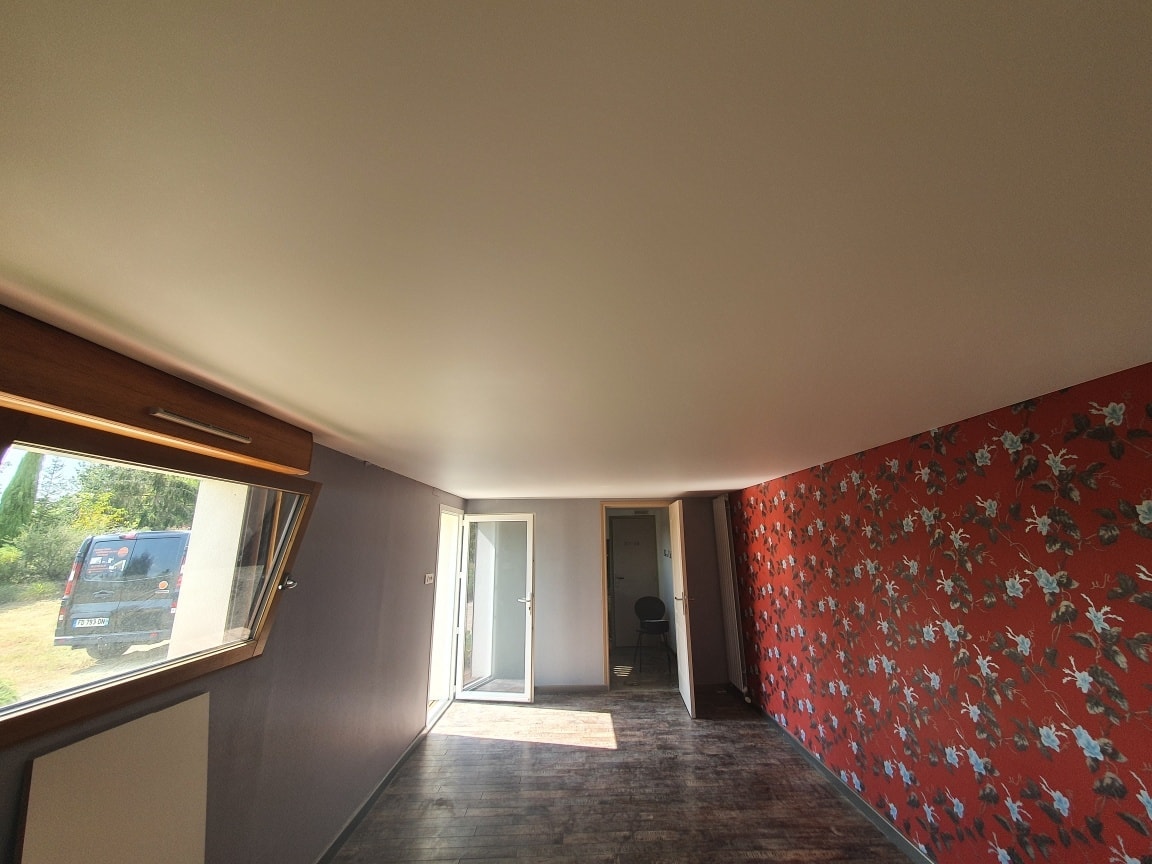 Installation plafond tendu isolant