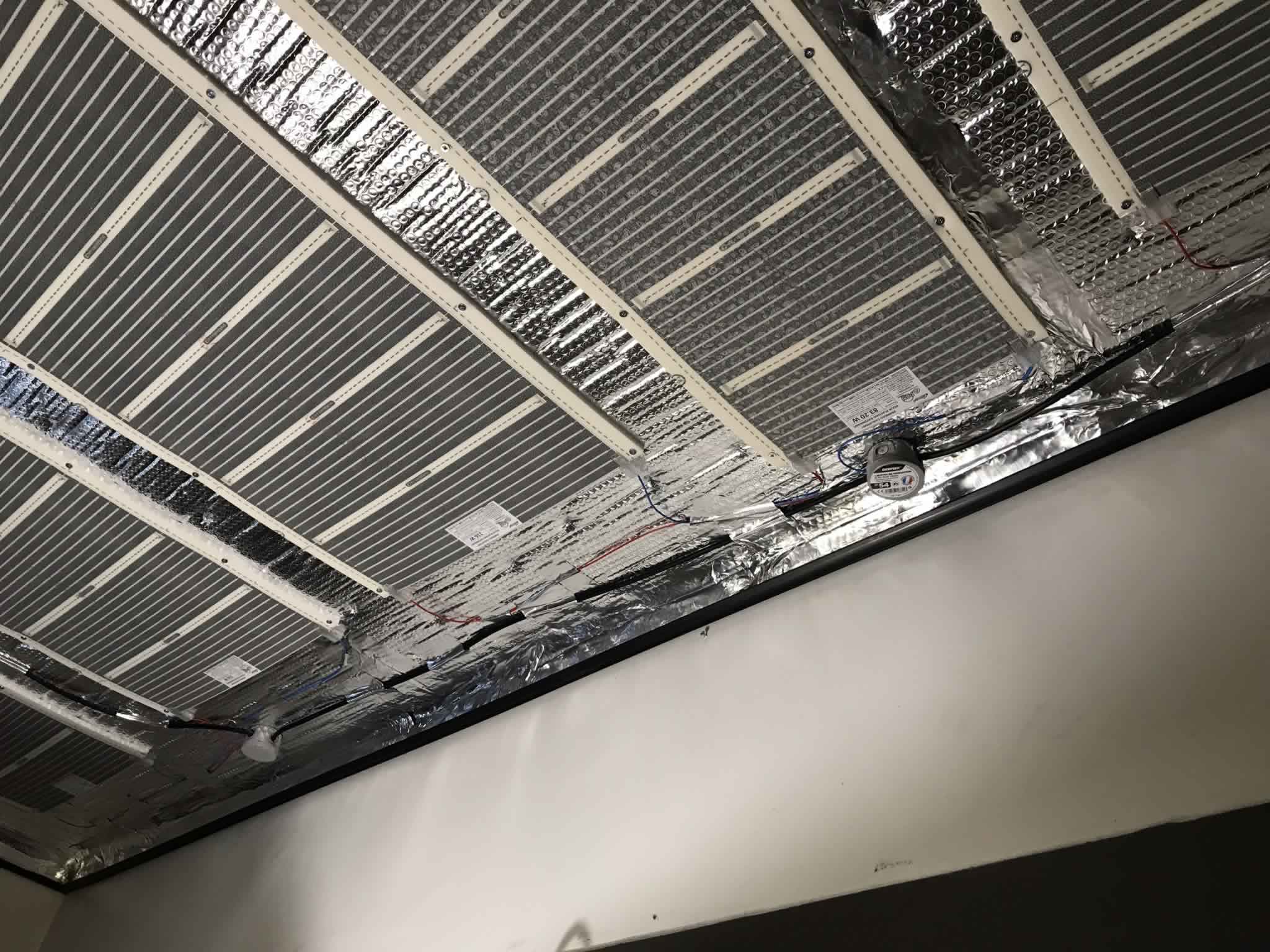 plafond tendu rayonnant dans une salle de bains