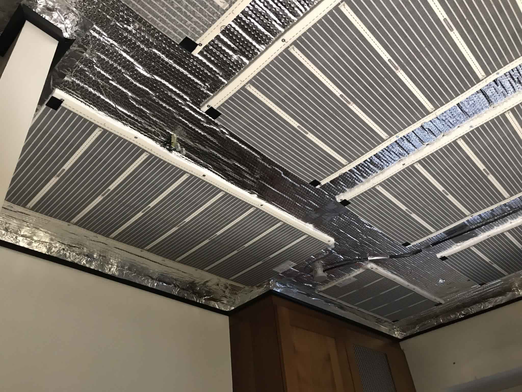 plafond tendu chauffant dans une salle de bains